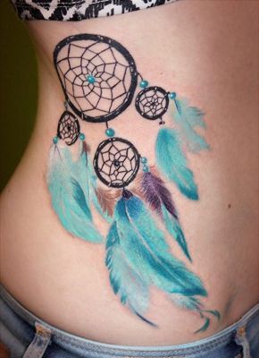  Tatouage attrape rêve avec des plumes bleues sur le bas des côtes